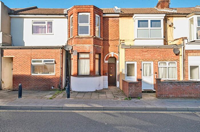 2 Bedroom Flat To Rent In New Road, Portsmouth, Hampshire, PO2