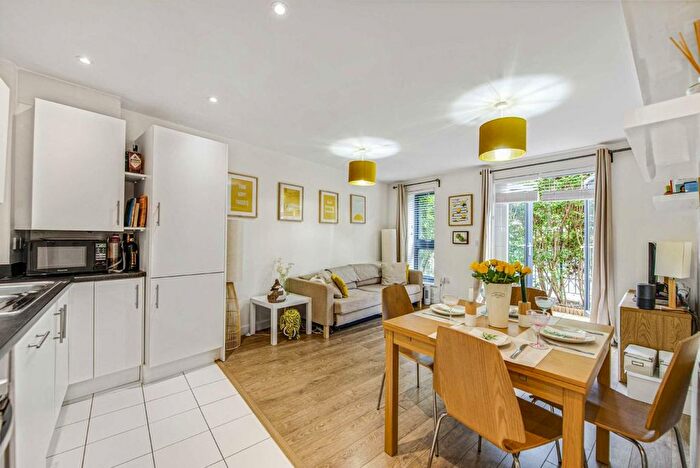 2 Bedroom Flat For Sale In Garratt Lane, Tooting, SW17