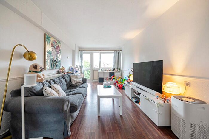 1 Bedroom Flat For Sale In Anfield Close, Weir Road, London, SW12