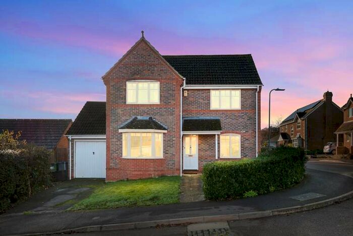 3 Bedroom Detached House For Sale In Wansey Gardens Newbury, RG14
