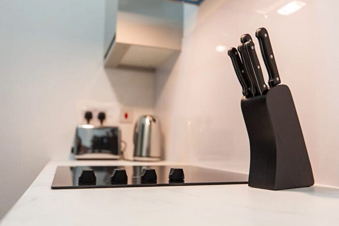 1 Bedroom Flat To Rent In High Road, London Ql, Uk, London, N12