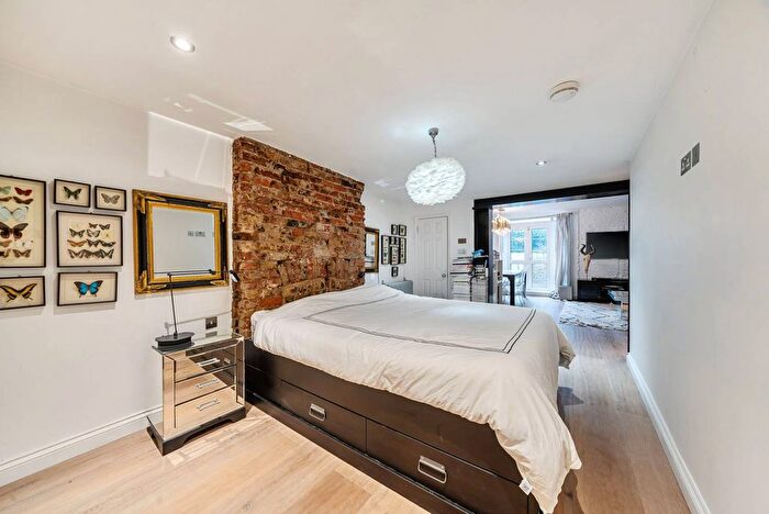 2 Bedroom Flat For Sale In North End Road, Fulham Broadway, London, SW6
