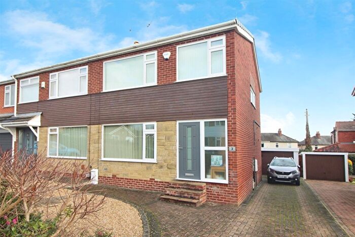 3 Bedroom Semi Detached House For Sale In Parkways Avenue, Oulton, Leeds, LS26