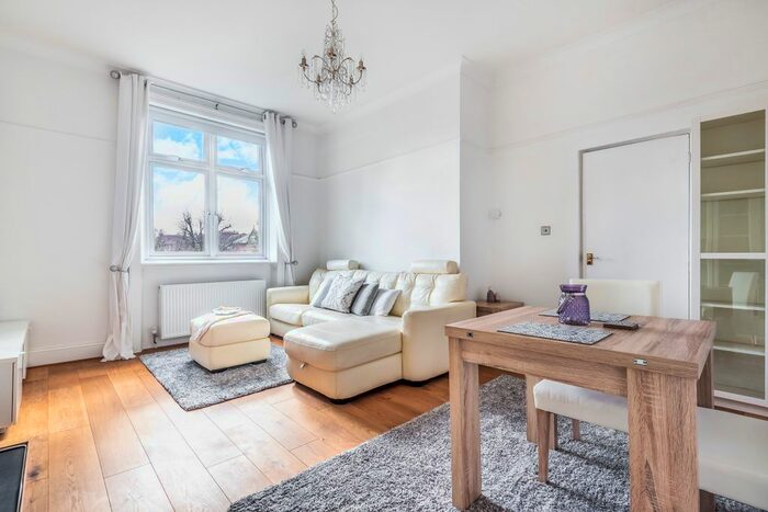 2 Bedroom Flat To Rent In Shooters Hill Road, Blackheath, London, SE3