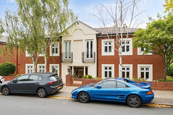 2 Bedroom Flat For Sale In Chalgrove Gardens, Finchley, N3