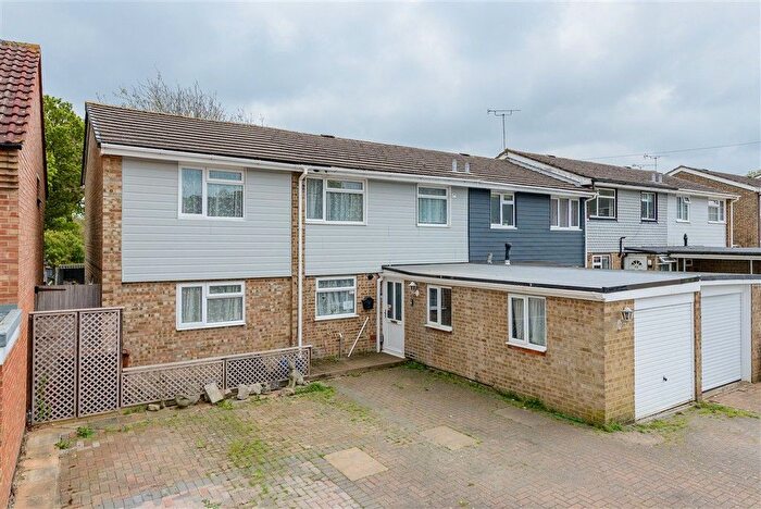 4 Bedroom End Terrace House For Sale In Courtfield Avenue, Lordswood, Chatham, Kent, ME5