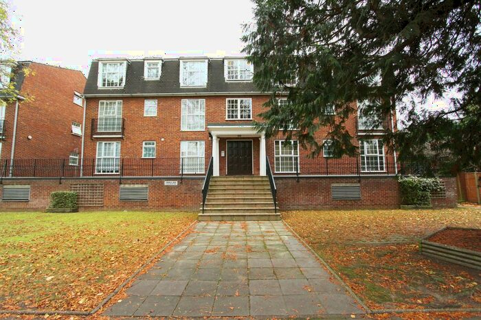 1 Bedroom Flat To Rent In Wellington Road, Bush Hill Park, EN1