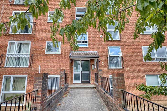 1 Bedroom Flat For Sale In Berrylands, Surbiton, KT5
