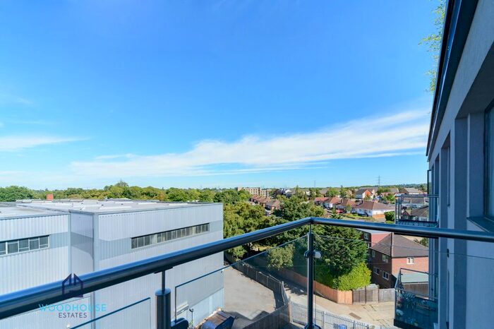 2 Bedroom Flat To Rent In Park Avenue, Bushey, WD23