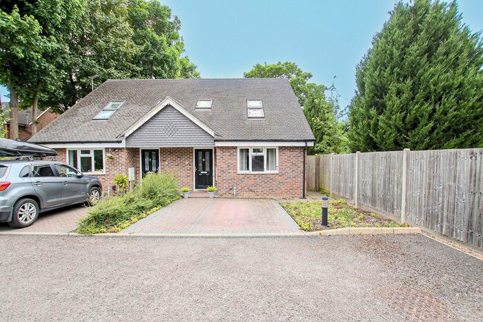 3 Bedroom Semi-Detached House To Rent In Stanley Road, Carshalton, SM5