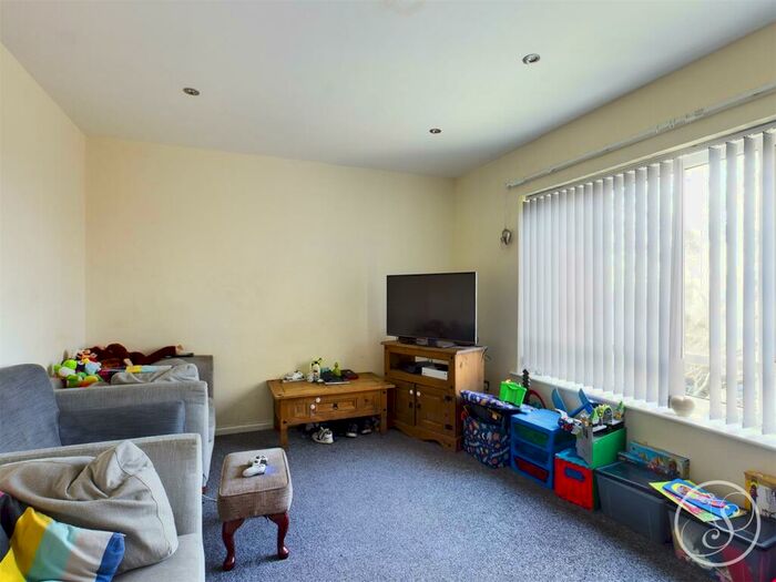 2 Bedroom Flat To Rent In Whitecote Hill, Leeds, LS13