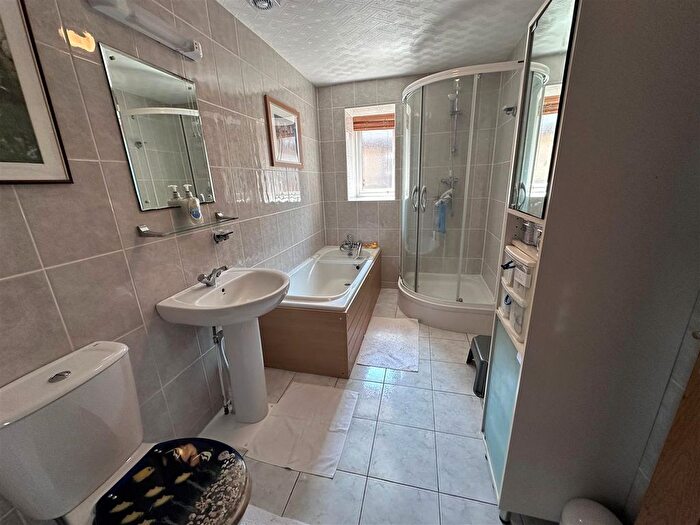 4 Bedroom Detached House For Sale In Maple Close, Calne, SN11