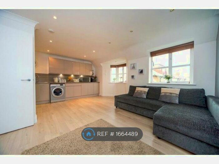 2 Bedroom Flat To Rent In Brocket Road, Hoddesdon, EN11