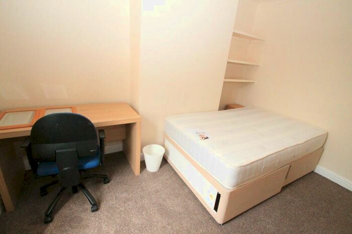 4 Bedroom Terraced House To Rent In Victoria Terrace, - Bed, LN1