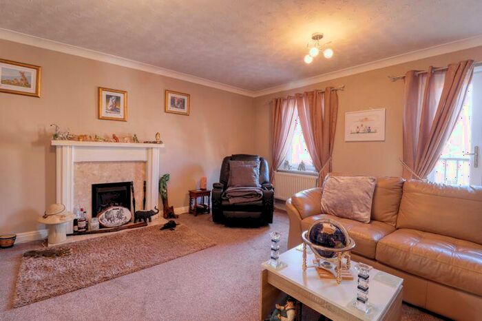 3 Bedroom End Of Terrace House For Sale In Birchwood View, Gainsborough, DN21