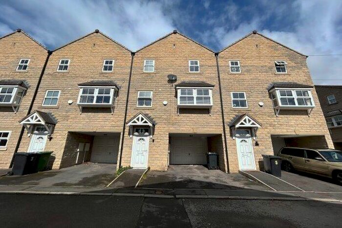 4 Bedroom Property To Rent In Alder Mews, Batley, WF17