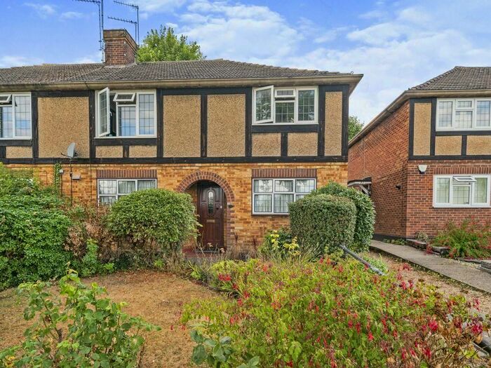 2 Bedroom Flat To Rent In Monks Close, Enfield, EN2