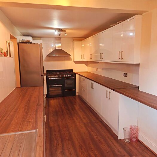 5 Bedroom Detached Bungalow To Rent In Goldington Road, Bedford, MK41