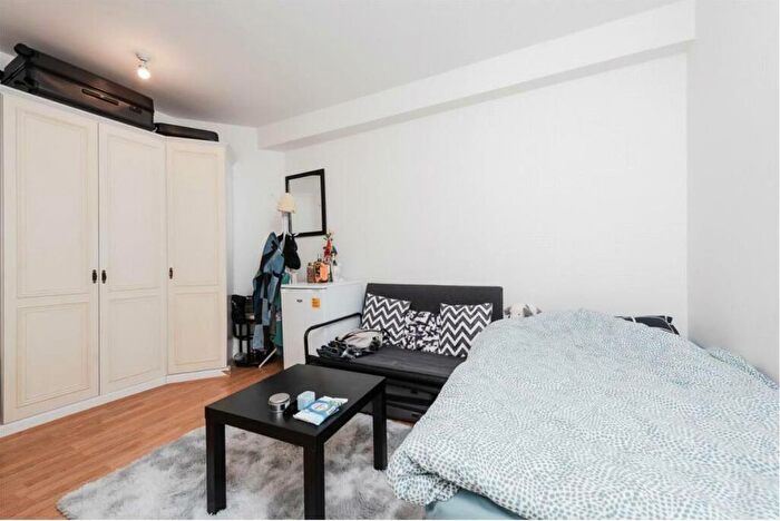 2 Bedroom Flat To Rent In Chelsea Cloisters, Sloane Avenue, London, SW3
