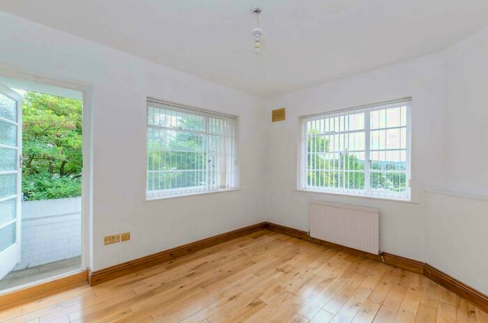 2 Bedroom Flat To Rent In Ossulton Way, Hampstead Garden Suburb, London, N2