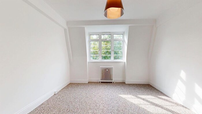 3 Bedroom Flat To Rent In Old Brompton Road, Earls Court, SW5