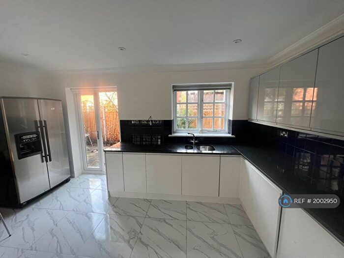 2 Bedroom Detached House To Rent In Lulworth Court, London, N14