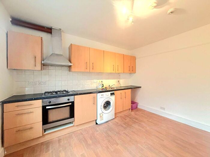 2 Bedroom Flat To Rent In Montague Road, Hounslow, TW3