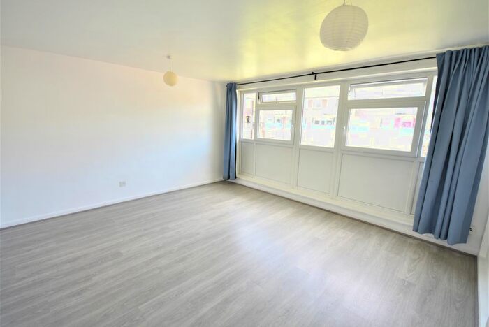 2 Bedroom Maisonette To Rent In Lawrence Close, London, E3