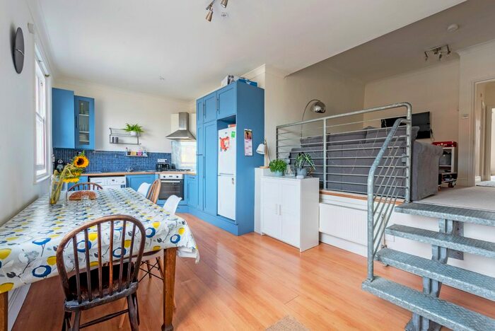 3 Bedroom Flat To Rent In Venn Street, London, SW4