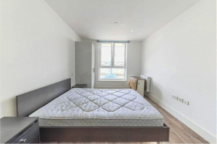 Studio To Rent In Kilburn High Road, London, NW6