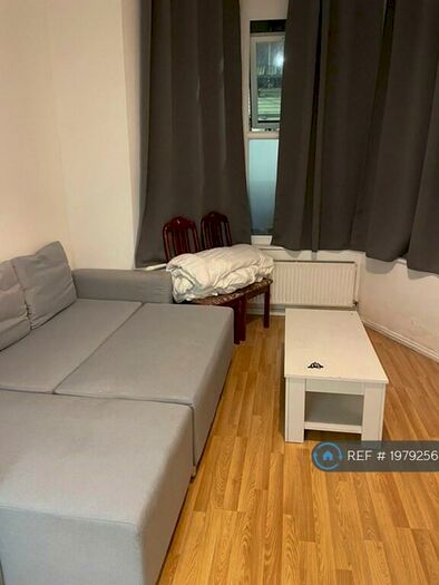 Studio To Rent In Hertlset Road, London, N7