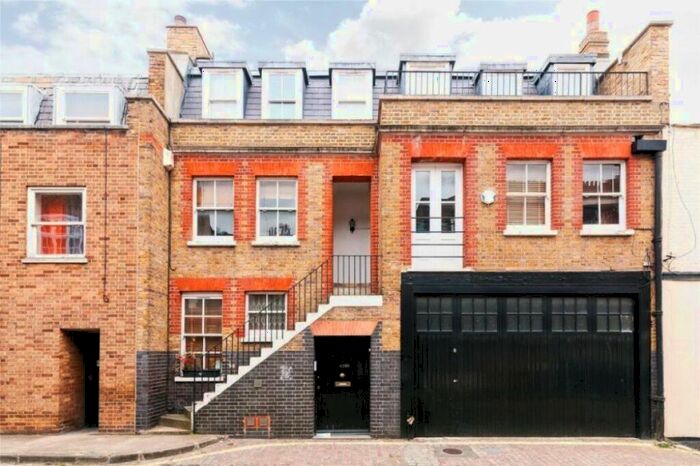 2 Bedroom Town House To Rent In Weymouth Mews, Fitzrovia, London, W1G