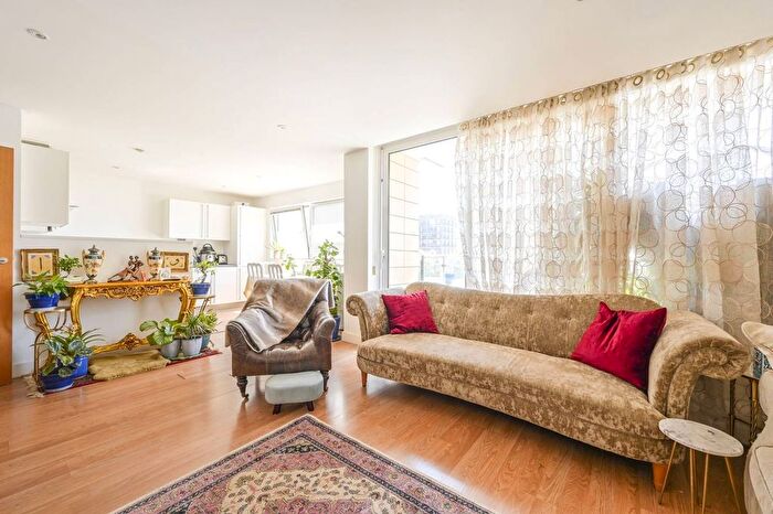 2 Bedroom Flat For Sale In Ebb Court, Docklands, London, E16