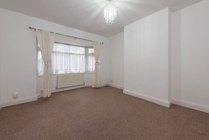 2 Bedroom Flat To Rent In Selborne Gardens, Hendon, London, NW4