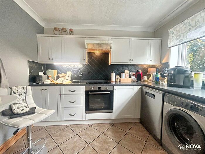 3 Bedroom Terraced House For Sale In Sherd Close, Luton, LU3