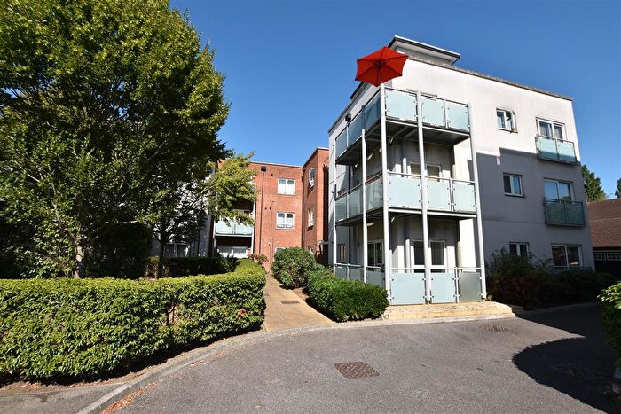 2 Bedroom Flat To Rent In Canalside, Redhill, Surrey, RH1