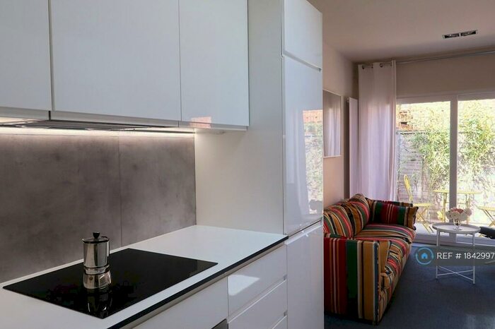 2 Bedroom Flat To Rent In Latchmere Road, London, SW11