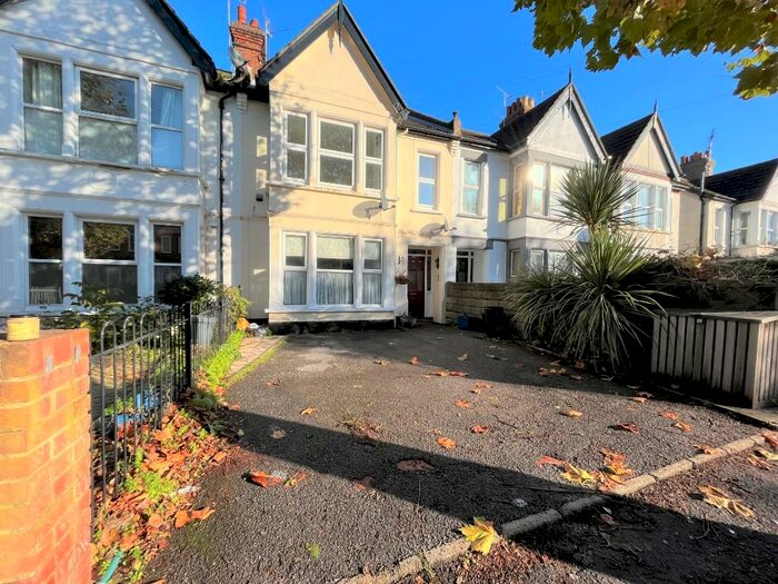 3 Bedroom Flat To Rent In Anerley Road, Westcliff-On-Sea, Essex, SS0