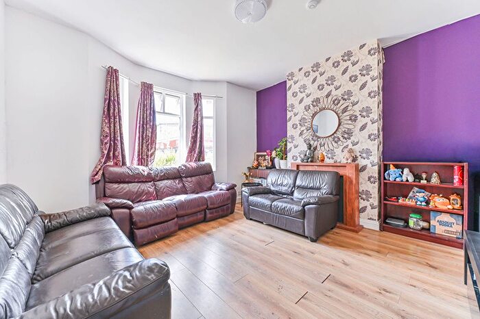 3 Bedroom Semi-Detached House For Sale In Gladstone Road, Croydon, CR0