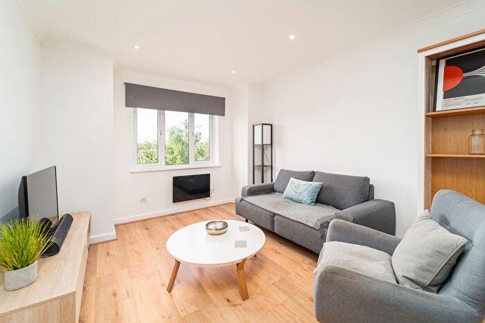 2 Bedroom Flat To Rent In Pippin Court, Barnet, London, EN4