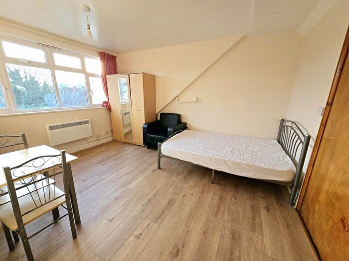 Flat To Rent In Lyndhurst Road, Wood Green, N22