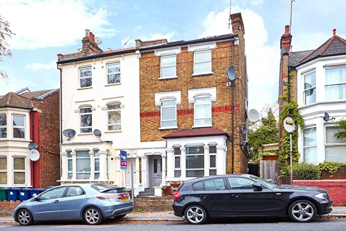 Studio To Rent In Dollis Road, London, N3