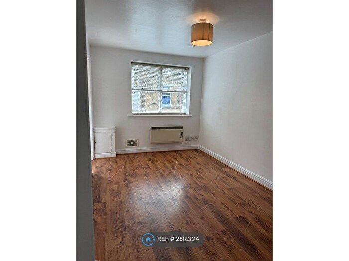 Studio To Rent In Hayden Court, Glossop, SK13