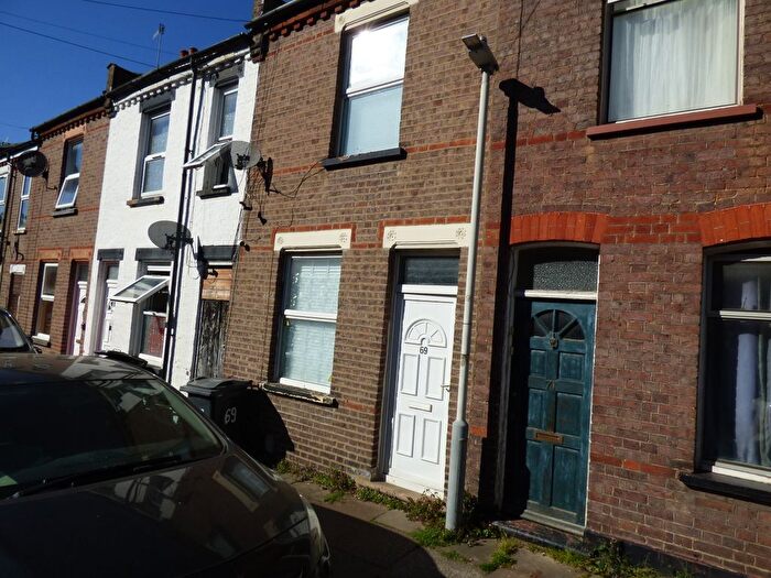 2 Bedroom Terraced House For Sale In Cowper Street, Luton, LU1