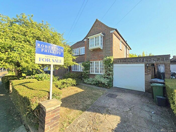 3 Bedroom Semi Detached House For Sale In Grimsdyke Road, Hatch End, HA5