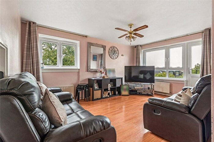 2 Bedroom Flat For Sale In Queens Drive, London, N4