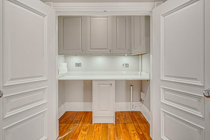 2 Bedroom Apartment For Sale In Station Road, Westcliff On Sea, SS0