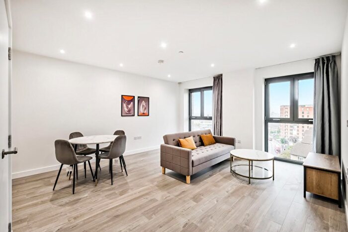 1 Bedroom Flat To Rent In Emperor Point, Dragonfly Walk, London, N4