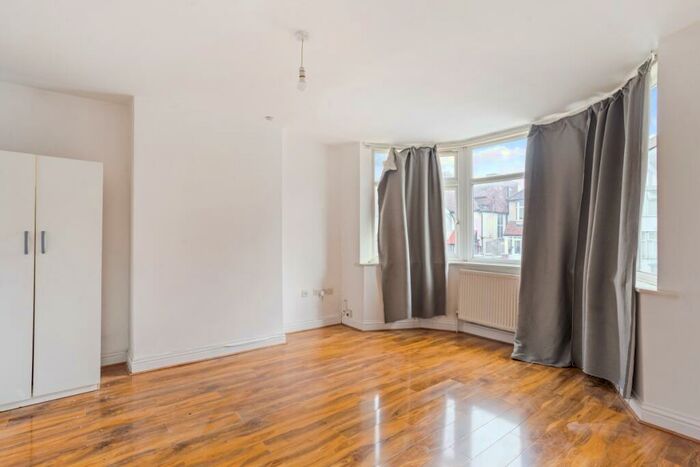 4 Bedroom Flat To Rent In Ballogie Avenue London, NW10