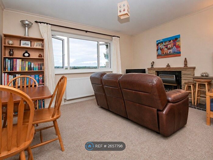 2 Bedroom Flat To Rent In West Park, Leeds, LS16